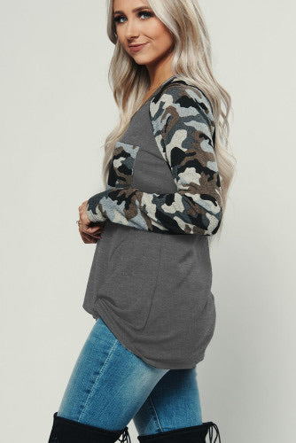 •Pocket detail on the front  •Contrast camo long sleeves  •V neck fit for a convenient wearing  •Knotted hemline  •Soft knit fabric  •Runs bigger! 